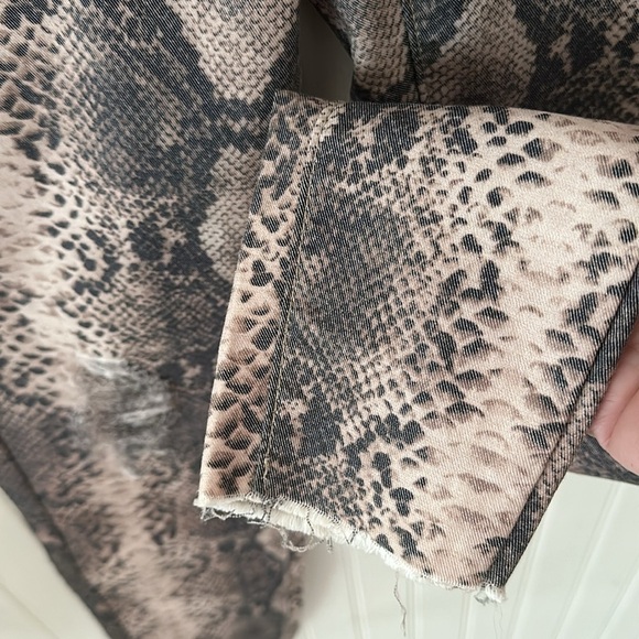 New! L&B Lucky & Blessed Snakeskin Distressed Straight Leg Jeans sz 2 - Picture 15 of 16